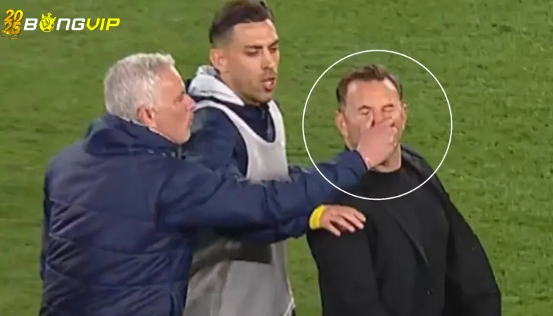 Mourinho véo mũi đối thủ Hành động Mourinho véo mũi đối thủ – Một trò đùa hay sự thiếu chuyên nghiệp?
